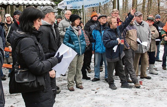 Wer sich meldet, darf mitbieten: Am Samstag versteigerte die Gemeinde Sersheim Brennholz. Foto: Rostek