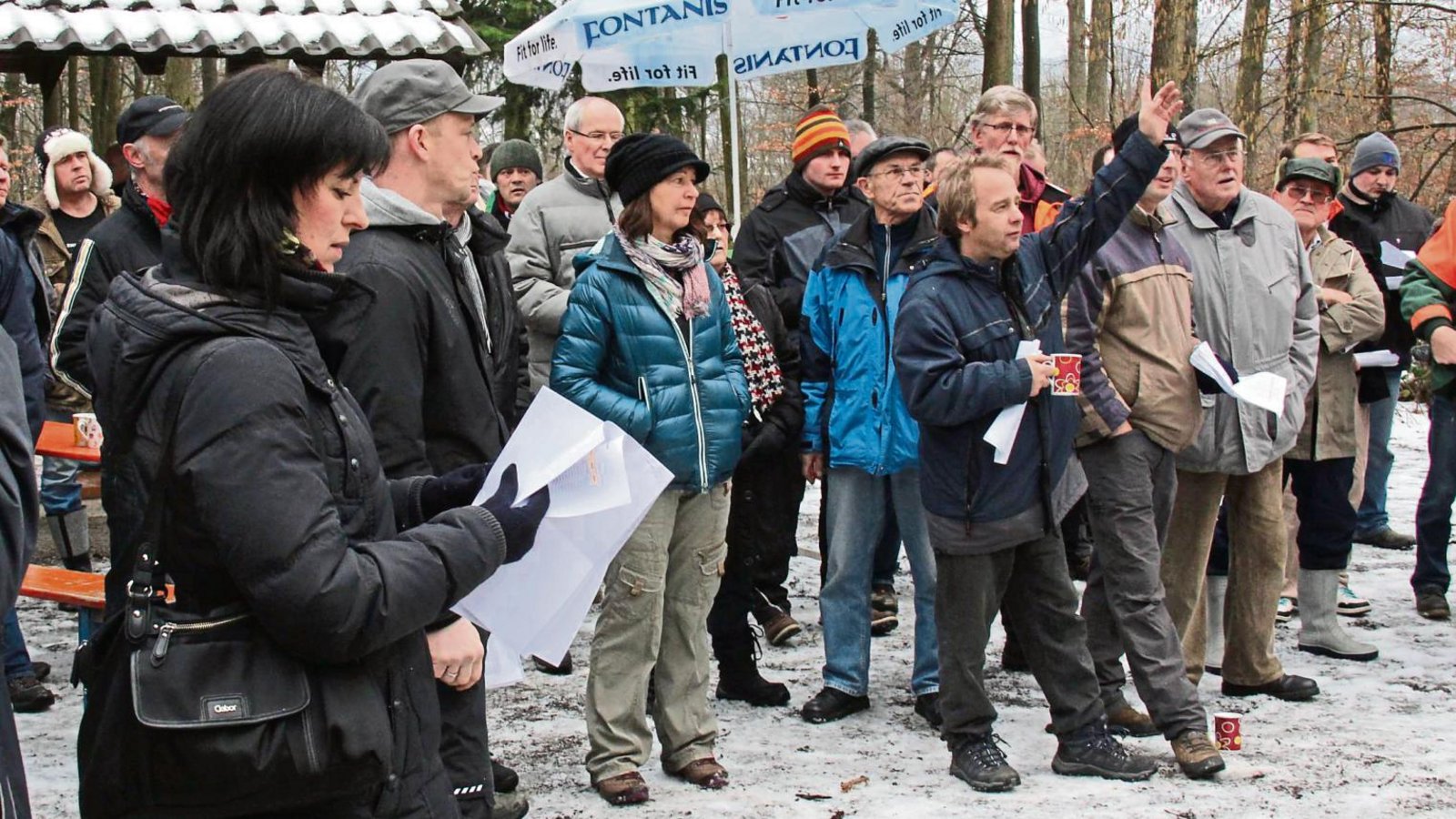 Wer sich meldet, darf mitbieten: Am Samstag versteigerte die Gemeinde Sersheim Brennholz. Foto: Rostek