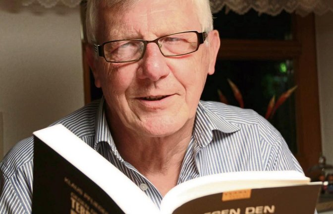 Klaus Pflieger mit seinem neuen Buch „Gegen den Terror“. Foto: Bögel
