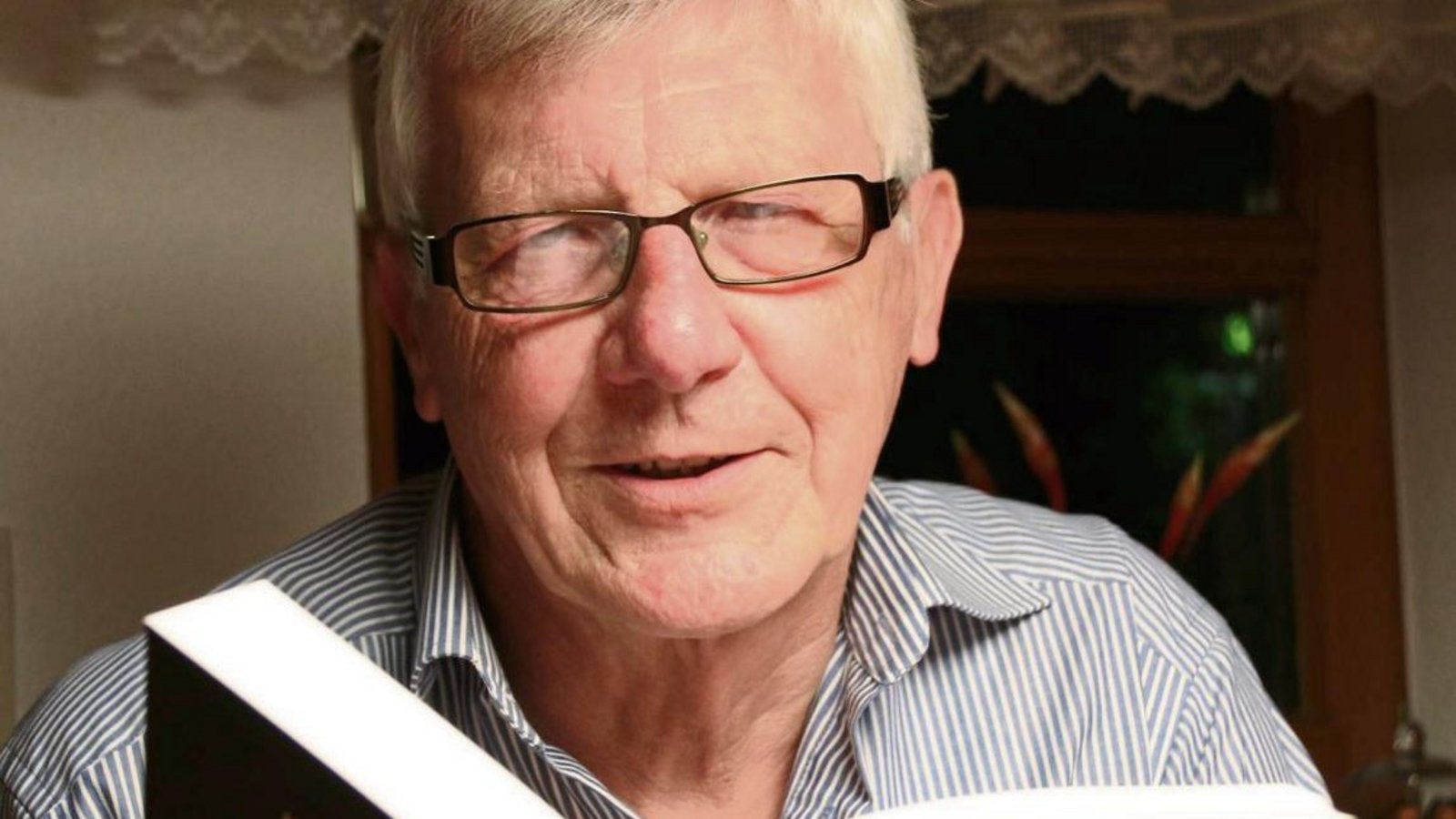 Klaus Pflieger mit seinem neuen Buch „Gegen den Terror“. Foto: Bögel