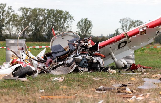 Ein Flugzeugwrack liegt nach einem Absturz auf einem Acker. Beim Absturz des Flugzeugs am Rande eines Sommerfests des Luftsportvereins Weinheim waren am Sonntag zwei Männer ums Leben gekommen.<span class='image-autor'>Jörg Halisch/dpa</span>