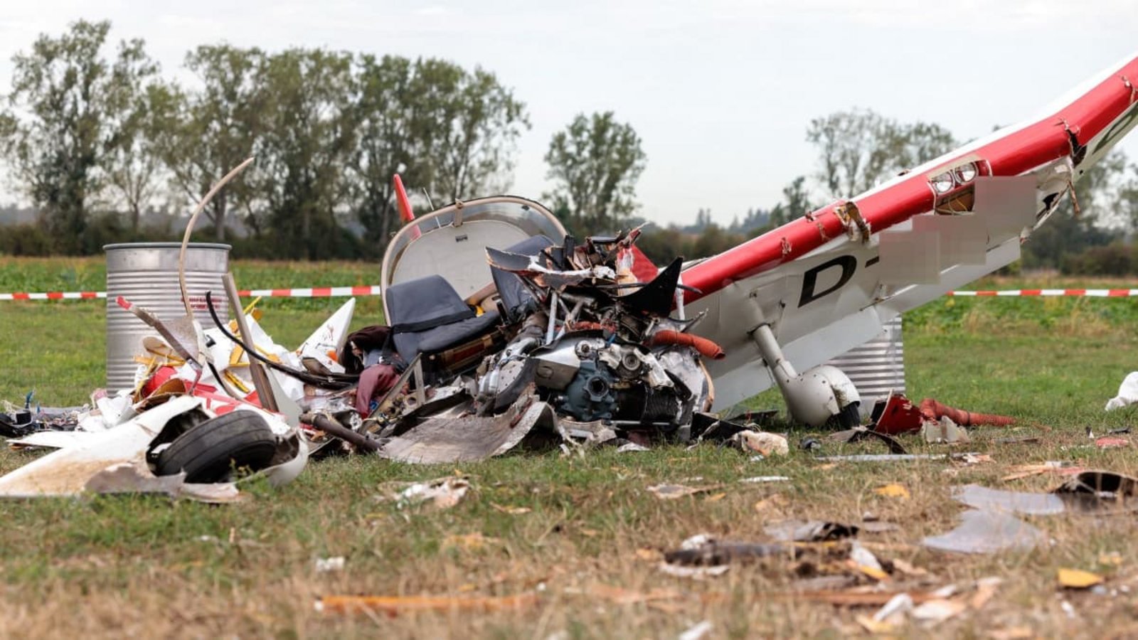 Ein Flugzeugwrack liegt nach einem Absturz auf einem Acker. Beim Absturz des Flugzeugs am Rande eines Sommerfests des Luftsportvereins Weinheim waren am Sonntag zwei Männer ums Leben gekommen.Jörg Halisch/dpa