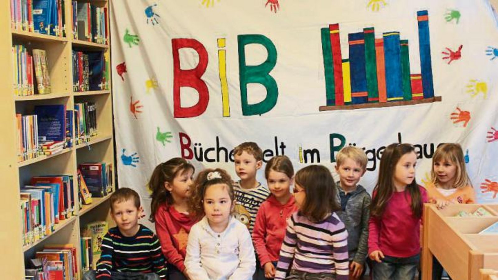 Stolz präsentierten die Kindergartenkinder das von ihnen gestaltete BiB-Logo. Foto: p Stolz präsentierten die Kindergartenkinder das von ihnen gestaltete BiB-Logo. Foto: p
