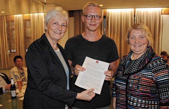 Für eine Reform der Pflegeversicherung: Heike Baehrens, Paul Renner und Katja Mast (von links) bei der Kreisdelegiertenkonferenz in Illingen.  Foto: Stahlfeld