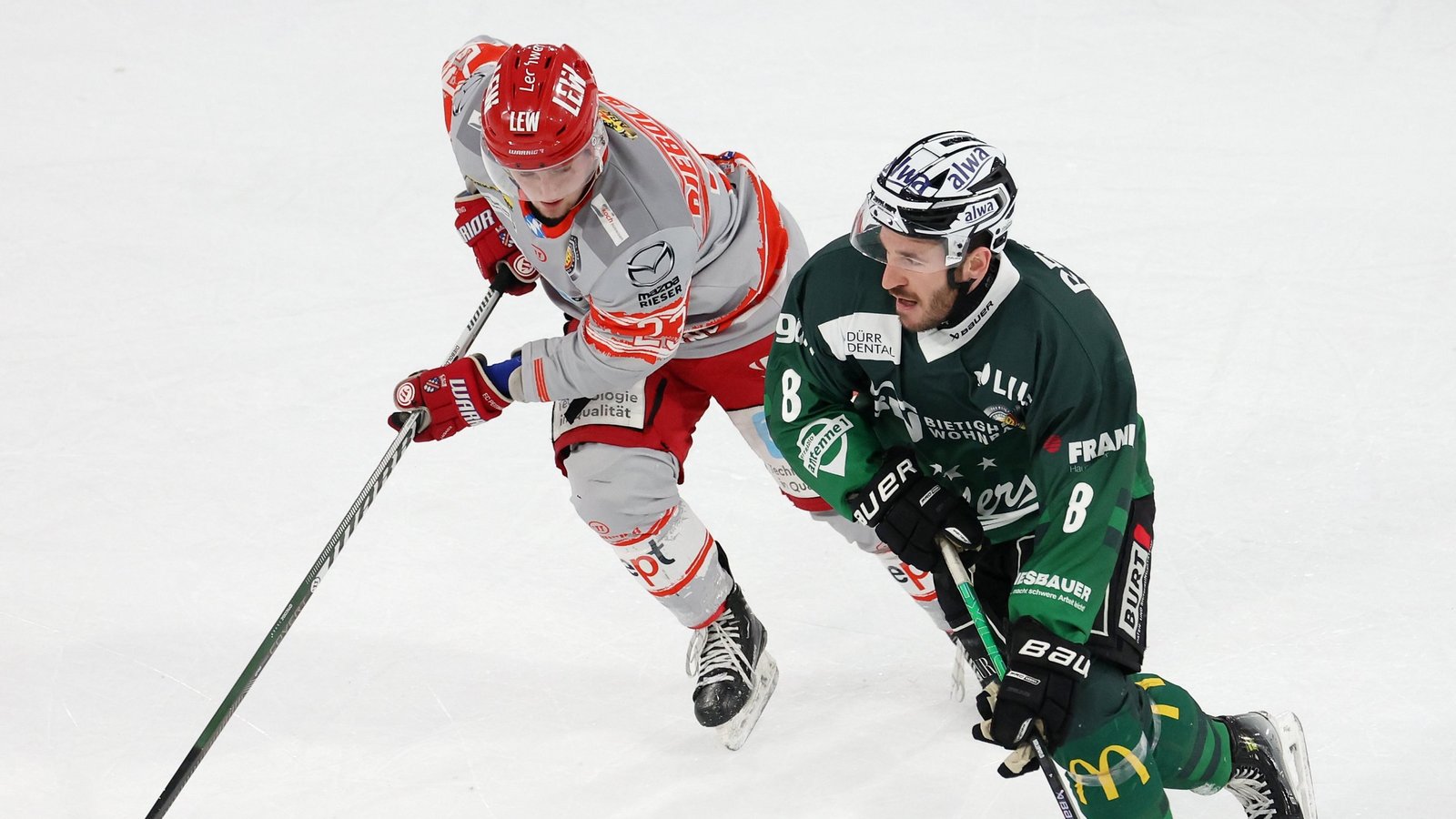 Der unaufhaltsame Fedor Kolupaylo (rechts) rettet die Bietigheim Steelers gegen den EC Peiting in die Verlängerung. Foto: Baumann Der unaufhaltsame Fedor Kolupaylo (rechts) rettet die Bietigheim Steelers gegen den EC Peiting in die Verlängerung. Foto: Baumann