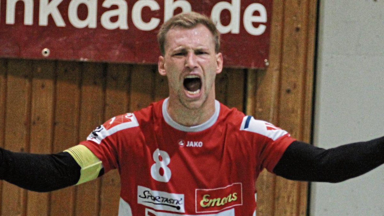 Die Freude muss raus: TVV-Abwehrspieler Daniel Wörsinger lässt seinen Gefühlen nach dem hauchdünnen 5:4-Sieg gegen den TV Schweinfurt-Oberndorf lautstark seinen Lauf. Foto: Nachreiner Die Freude muss raus: TVV-Abwehrspieler Daniel Wörsinger lässt seinen Gefühlen nach dem hauchdünnen 5:4-Sieg gegen den TV Schweinfurt-Oberndorf lautstark seinen Lauf. Foto: Nachreiner