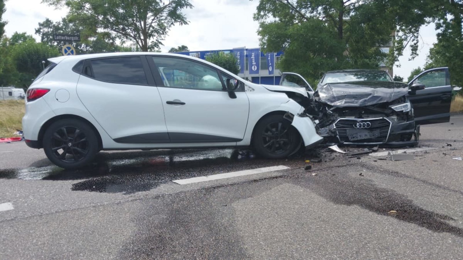 Zwei Autos sind auf der Lotterbergstraße in Stuttgart-Weilimdorf zusammengestoßen.Karsten Schmalz/KS-Images Zwei Autos sind auf der Lotterbergstraße in Stuttgart-Weilimdorf zusammengestoßen.Karsten Schmalz/KS-Images