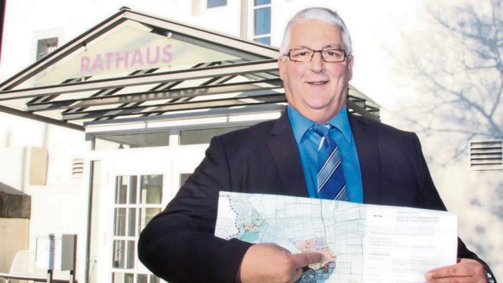 Mehr Platz zum Wohnen: Bürgermeister Peter Schäfer zeigt auf der Karte das Areal für das Nussdorfer Neubaugebiet. Mehr Platz zum Wohnen: Bürgermeister Peter Schäfer zeigt auf der Karte das Areal für das Nussdorfer Neubaugebiet.