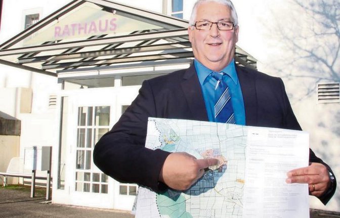 Mehr Platz zum Wohnen: Bürgermeister Peter Schäfer zeigt auf der Karte das Areal für das Nussdorfer Neubaugebiet.