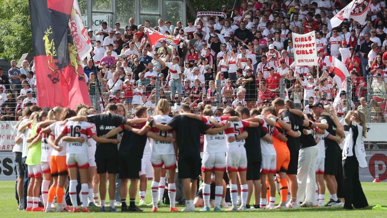Ein starkes Team: Die VfB-Frauen werden nach dem 2:1 gegen den Hamburger SV im Gazi-Stadion von ihren Fans bejubelt.Baumann/Hansi Britsch Ein starkes Team: Die VfB-Frauen werden nach dem 2:1 gegen den Hamburger SV im Gazi-Stadion von ihren Fans bejubelt.Baumann/Hansi Britsch