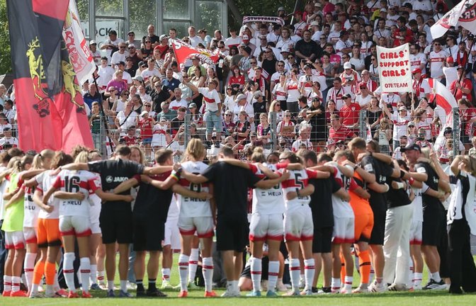 Ein starkes Team: Die VfB-Frauen werden nach dem 2:1 gegen den Hamburger SV im Gazi-Stadion von ihren Fans bejubelt.<span class='image-autor'>Baumann/Hansi Britsch</span>