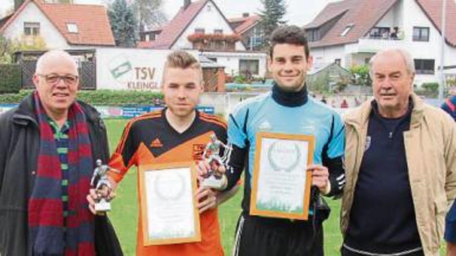 Von Abteilungsleiter Michael Rother (links) und Pressewart Karlheinz Boch (rechts) wurden für 200 Spiele Florian Rother und für 300 Spiele Torwart Tobias Linder (Zweiter von rechts) geehrt. Foto: Nachreiner Von Abteilungsleiter Michael Rother (links) und Pressewart Karlheinz Boch (rechts) wurden für 200 Spiele Florian Rother und für 300 Spiele Torwart Tobias Linder (Zweiter von rechts) geehrt. Foto: Nachreiner