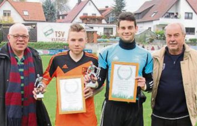 Von Abteilungsleiter Michael Rother (links) und Pressewart Karlheinz Boch (rechts) wurden für 200 Spiele Florian Rother und für 300 Spiele Torwart Tobias Linder (Zweiter von rechts) geehrt.  Foto: Nachreiner