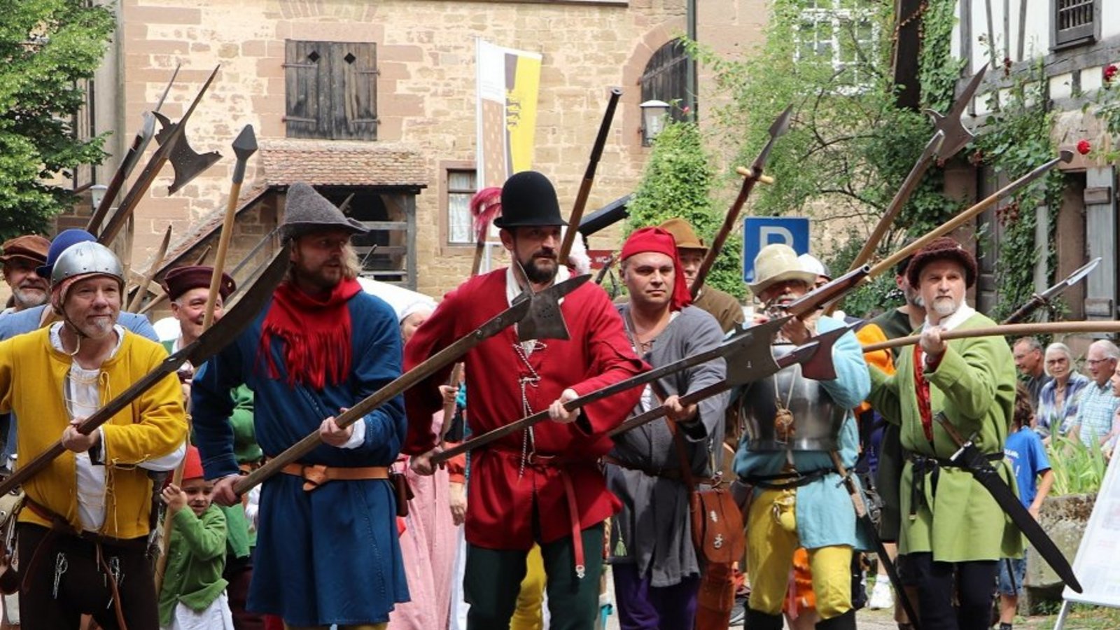 Die bewaffneten Verteidiger ziehen zum Klostertor Fotos: Weimper