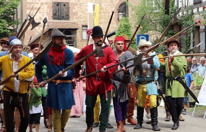 Die bewaffneten Verteidiger ziehen zum Klostertor <span class='image-autor'>Fotos: Weimper</span>