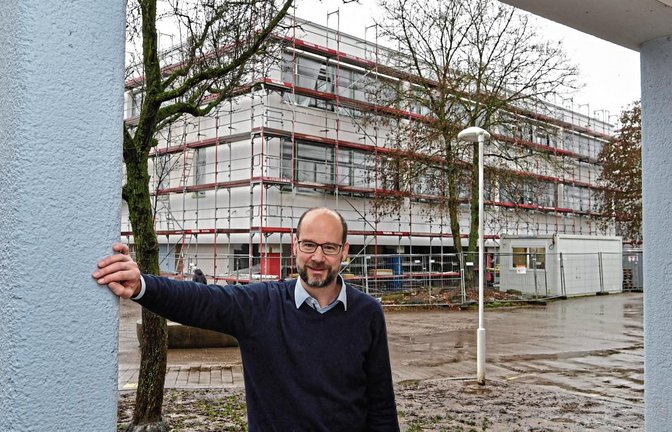 Schulleiter Bernhard Dietrich blickt der Fertigstellung des Baus B der Gemeinschaftsschule sehnsüchtig entgegen: „Wir freuen uns, wenn wir im April endlich das neue Gebäude beziehen können.“  Foto: Kalb