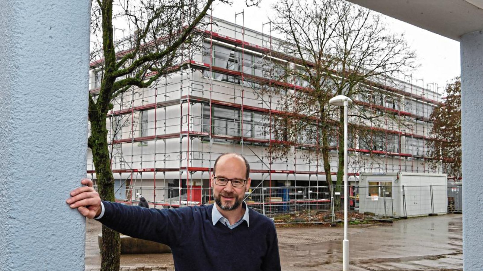 Schulleiter Bernhard Dietrich blickt der Fertigstellung des Baus B der Gemeinschaftsschule sehnsüchtig entgegen: „Wir freuen uns, wenn wir im April endlich das neue Gebäude beziehen können.“ Foto: Kalb Schulleiter Bernhard Dietrich blickt der Fertigstellung des Baus B der Gemeinschaftsschule sehnsüchtig entgegen: „Wir freuen uns, wenn wir im April endlich das neue Gebäude beziehen können.“ Foto: Kalb