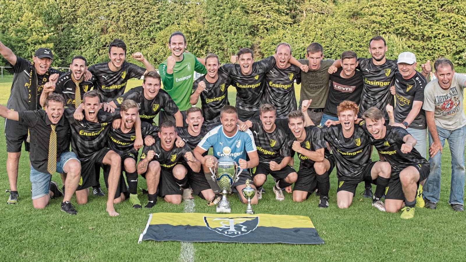27 Jahre hat es gedauert, bis sich der TSV Ensingen im vergangenen Sommer wieder den Vaihinger Fußball-Stadtpokal gesichert hat. Und nun regiert die Mannschaft von Trainer Siegfried Blum sogar noch ein weiteres Jahr, weil das diesjährige Turnier um den Stadttitel in Roßwag Anfang August nicht stattfindet. Foto: Leitner