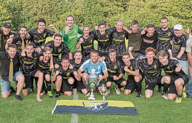27 Jahre hat es gedauert, bis sich der TSV Ensingen im vergangenen Sommer wieder den Vaihinger Fußball-Stadtpokal gesichert hat. Und nun regiert die Mannschaft von Trainer Siegfried Blum sogar noch ein weiteres Jahr, weil das diesjährige Turnier um den Stadttitel in Roßwag Anfang August nicht stattfindet. Foto: Leitner