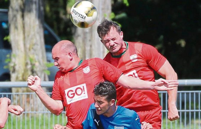 In der Tabelle und in diesem Dreikampf steht Nussdorf um Ingo Kugel (links) und Ralph Schieler zwar über Besigheim mit Ramon Zippert. Das Spiel war allerdings auf Augenhöhe. Foto: Küppers
