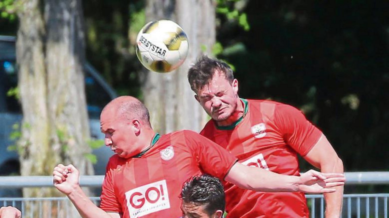 In der Tabelle und in diesem Dreikampf steht Nussdorf um Ingo Kugel (links) und Ralph Schieler zwar über Besigheim mit Ramon Zippert. Das Spiel war allerdings auf Augenhöhe. Foto: Küppers In der Tabelle und in diesem Dreikampf steht Nussdorf um Ingo Kugel (links) und Ralph Schieler zwar über Besigheim mit Ramon Zippert. Das Spiel war allerdings auf Augenhöhe. Foto: Küppers
