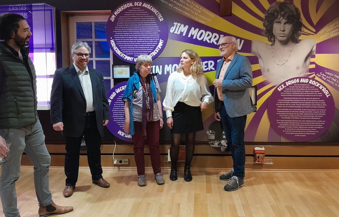 Museumsleiterin Denise Roth (Zweite von rechts) zeigt den Besuchern die neue Ausstellung.  <span class='image-autor'>Foto: Filitz</span>