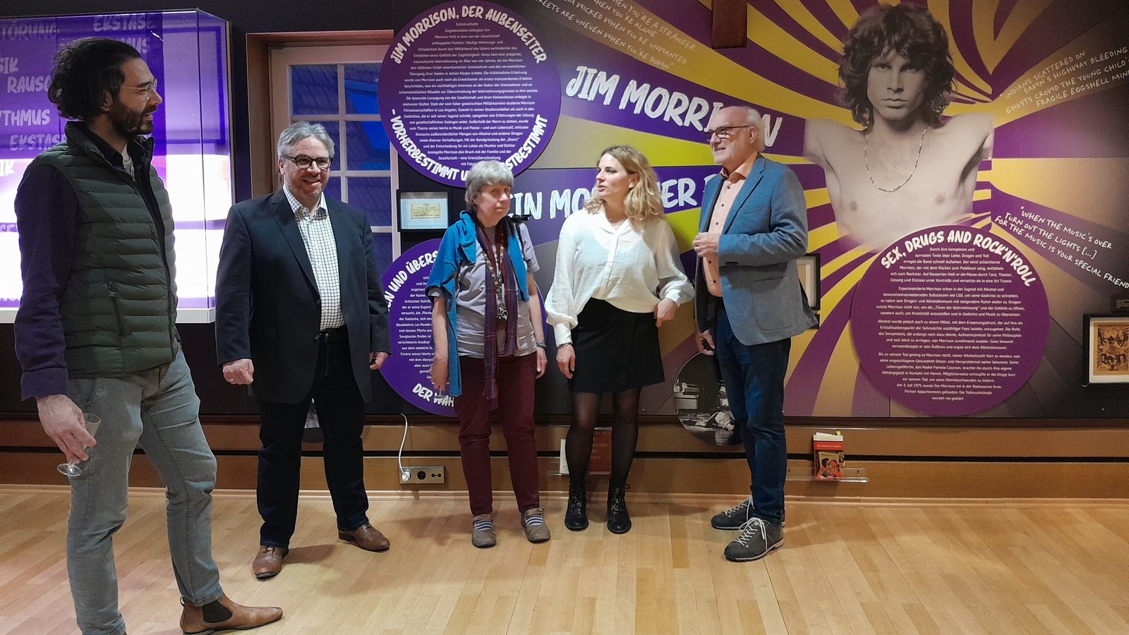 Museumsleiterin Denise Roth (Zweite von rechts) zeigt den Besuchern die neue Ausstellung. Foto: Filitz Museumsleiterin Denise Roth (Zweite von rechts) zeigt den Besuchern die neue Ausstellung. Foto: Filitz