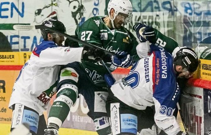 Die Freiburger Philip Riessle (links) und Adam Schusser kämpfen mit Justin Kelly um den Puck. Der Bietigheimer Dennis Palka (verdeckt) ist mitten im Getümmel, kann aber nicht entscheidend eingreifen. Foto: Simecek