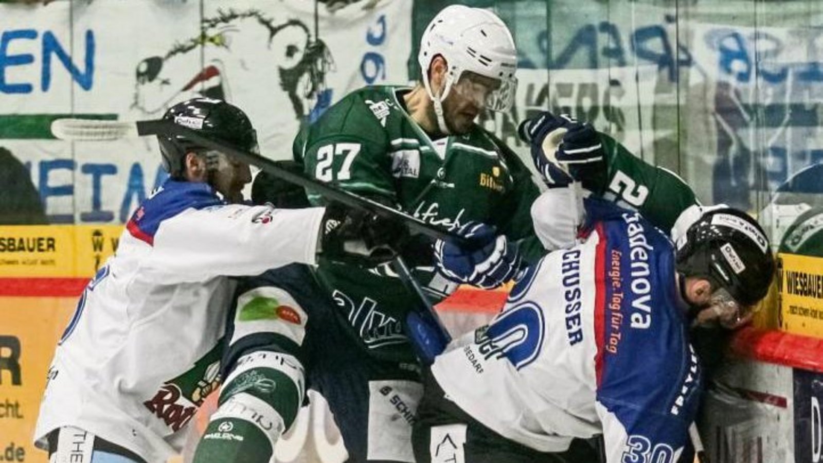 Die Freiburger Philip Riessle (links) und Adam Schusser kämpfen mit Justin Kelly um den Puck. Der Bietigheimer Dennis Palka (verdeckt) ist mitten im Getümmel, kann aber nicht entscheidend eingreifen. Foto: Simecek