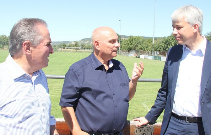 Wie lassen sich Sportstätten für die veränderten klimatischen Bedingungen ertüchtigen? Bundesverkehrsminister Steffen Bilger im Gespräch mit Sersheims Bürgermeister Jürgen Scholz und Nature-Life-Ehrenpräsident Claus-Peter Hutter (von rechts).  <span class