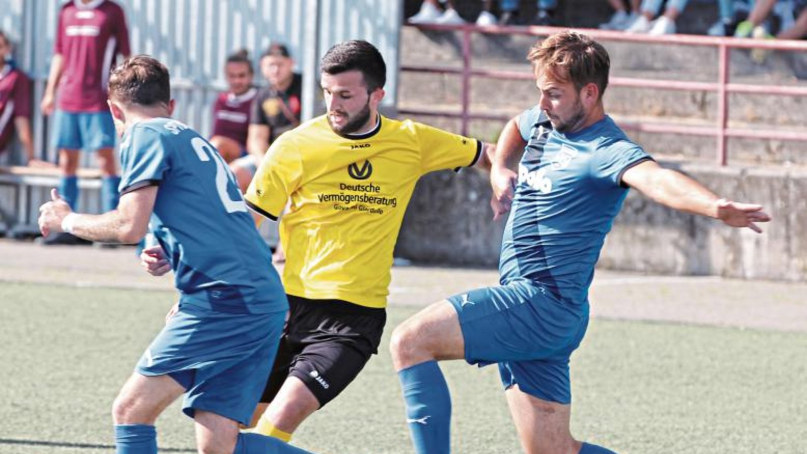 Arsim Susuri (Mitte) ist nach seinem Urlaub wieder im Mannschaftstraining der SGM Hohenhaslach/Freudental und gibt Spielertrainer Daniel Nissan mehr Variablität im Sturm. Foto: Nachreiner Arsim Susuri (Mitte) ist nach seinem Urlaub wieder im Mannschaftstraining der SGM Hohenhaslach/Freudental und gibt Spielertrainer Daniel Nissan mehr Variablität im Sturm. Foto: Nachreiner