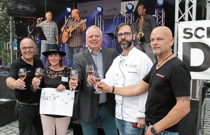 Eröffnung von Sachsenheim rockt und shoppt: von links Klaus Weiberle, BdS-Vorsitzende Silvia Körner, Bürgermeister Horst Fiedler, Frank Clement und Konrad Buck. Foto: Pfisterer