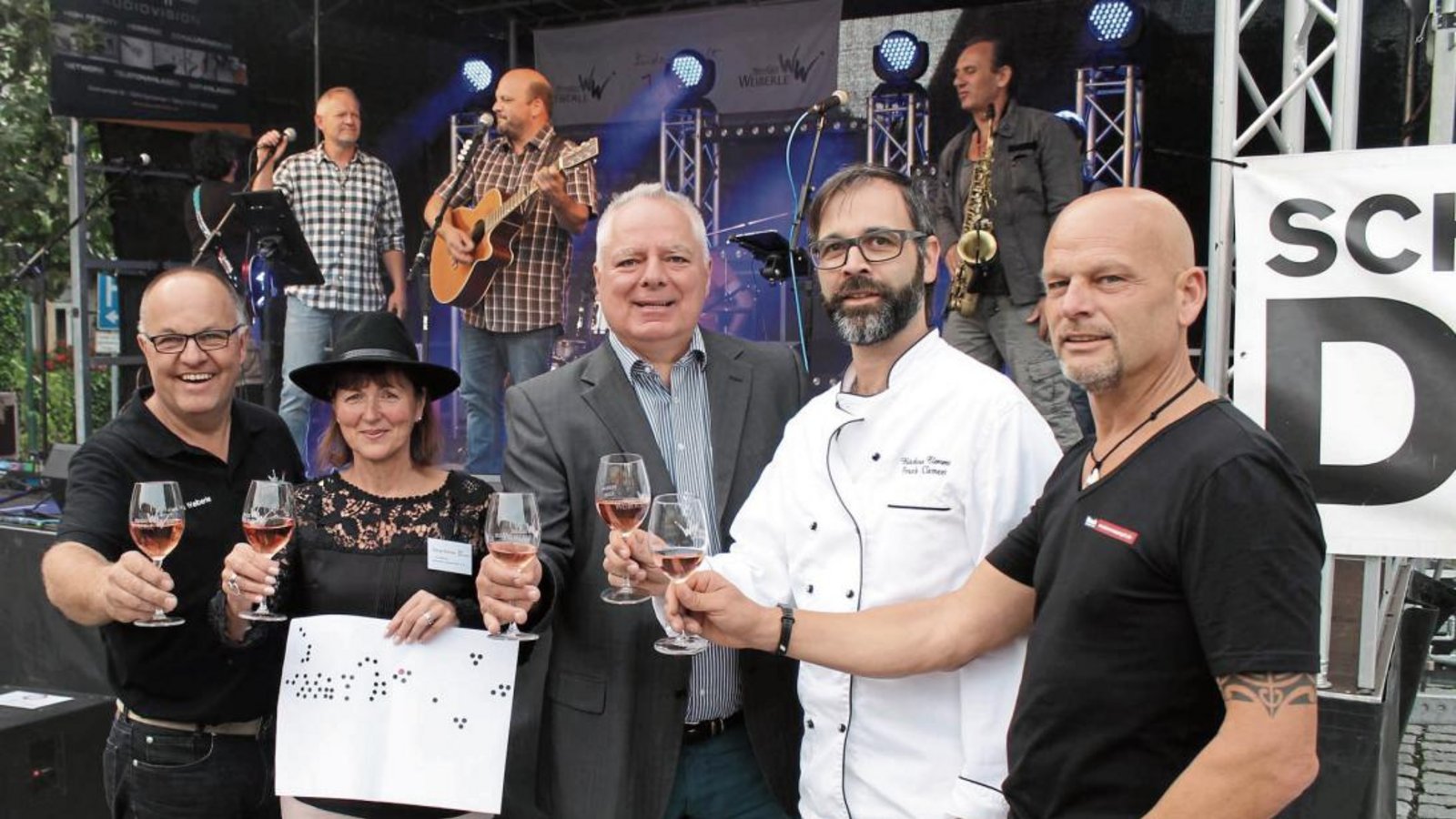 Eröffnung von Sachsenheim rockt und shoppt: von links Klaus Weiberle, BdS-Vorsitzende Silvia Körner, Bürgermeister Horst Fiedler, Frank Clement und Konrad Buck. Foto: Pfisterer Eröffnung von Sachsenheim rockt und shoppt: von links Klaus Weiberle, BdS-Vorsitzende Silvia Körner, Bürgermeister Horst Fiedler, Frank Clement und Konrad Buck. Foto: Pfisterer
