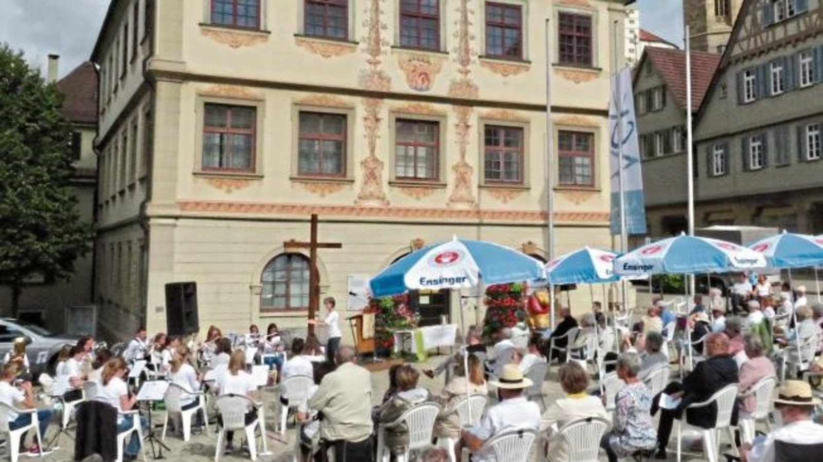 Bei schönstem Wetter fand am Sonntag auf dem Vaihinger Marktplatz ein Gottesdienst im Zeichen der Ökumene statt. Für die musikalische Begleitung sorgte das Jugendorchester des MVV. Foto: Arning Bei schönstem Wetter fand am Sonntag auf dem Vaihinger Marktplatz ein Gottesdienst im Zeichen der Ökumene statt. Für die musikalische Begleitung sorgte das Jugendorchester des MVV. Foto: Arning