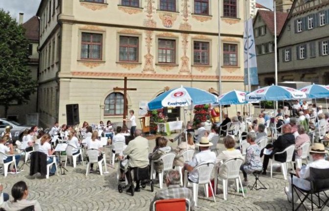 Bei schönstem Wetter fand am Sonntag auf dem Vaihinger Marktplatz ein Gottesdienst im Zeichen der Ökumene statt. Für die musikalische Begleitung sorgte das Jugendorchester des MVV.  Foto: Arning