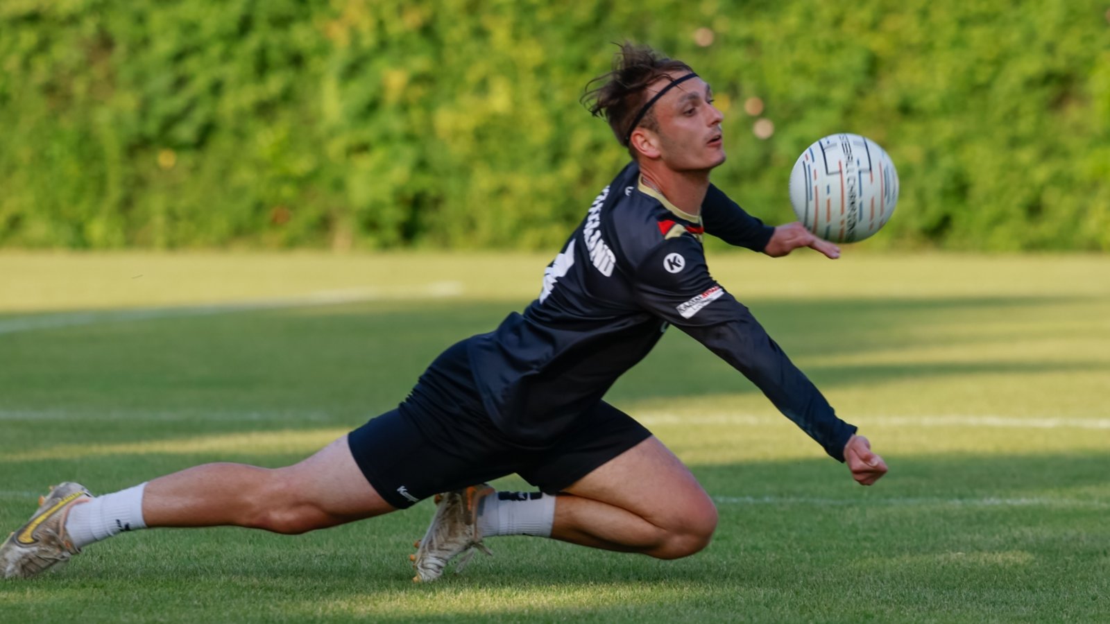 Jaro Jungclaussen hat den Ball im Visier. Foto: Faustball Deutschland