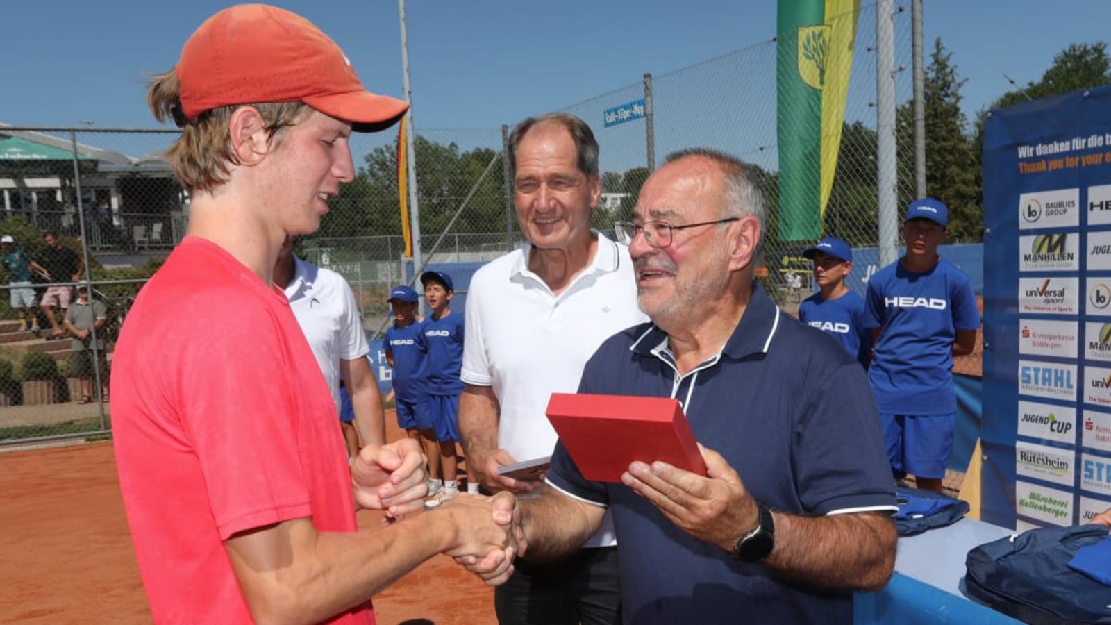 Als Turnierdirektor hat Peter Rohsmann (re.) viele Hände zu schütteln - hier beim U18-Sieger Joshua Adamson (li.).Andreas Gorr Als Turnierdirektor hat Peter Rohsmann (re.) viele Hände zu schütteln - hier beim U18-Sieger Joshua Adamson (li.).Andreas Gorr