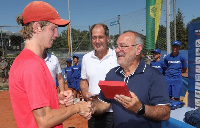 Als Turnierdirektor hat Peter Rohsmann (re.) viele Hände zu schütteln - hier beim U18-Sieger Joshua Adamson (li.).<span class='image-autor'>Andreas Gorr</span>