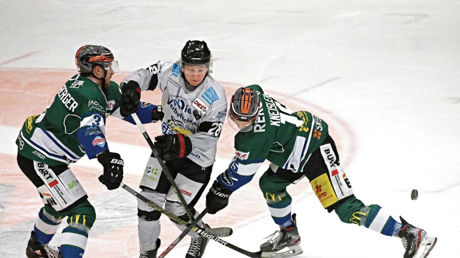 Selbst von zwei Bietigheimer Gegenspielern haben sich die Bayreuther wie hier Markus Lillich (Mitte) von Max Prommersberger (links) und Robert Kneisler nicht stoppen lassen. Foto: Baumann Selbst von zwei Bietigheimer Gegenspielern haben sich die Bayreuther wie hier Markus Lillich (Mitte) von Max Prommersberger (links) und Robert Kneisler nicht stoppen lassen. Foto: Baumann