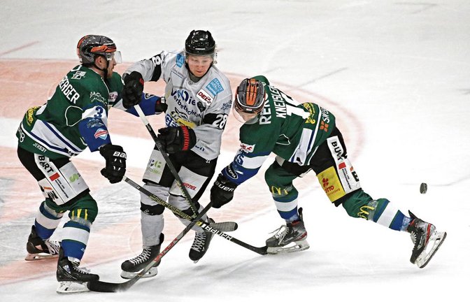 Selbst von zwei Bietigheimer Gegenspielern haben sich die Bayreuther wie hier Markus Lillich (Mitte) von Max Prommersberger (links) und Robert Kneisler nicht stoppen lassen. Foto: Baumann