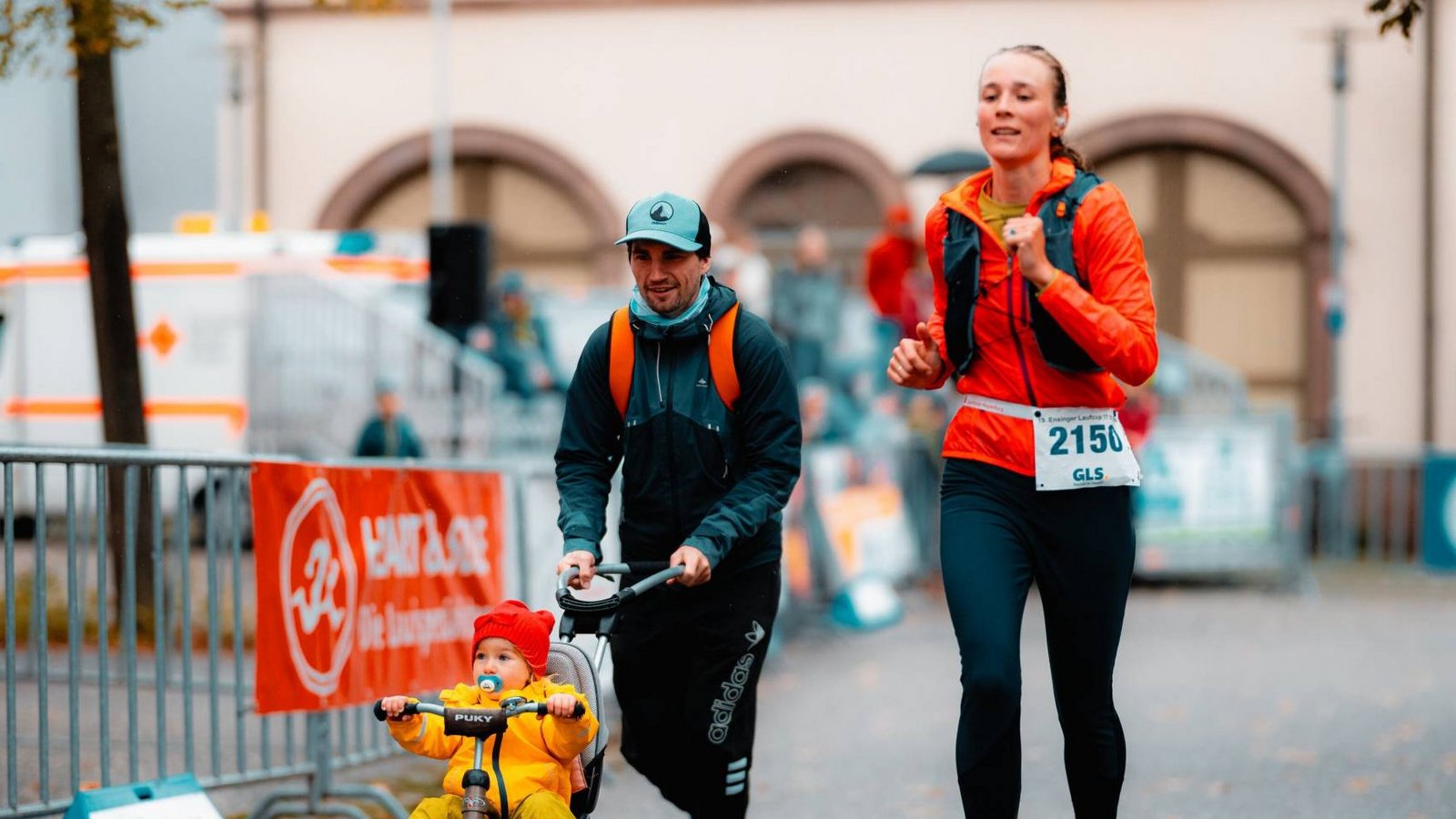 Mit dem Baby im Schlepptau bewältigen diese beiden Teilnehmer die zehn Kilometer lange Strecke. Foto: Krause Mit dem Baby im Schlepptau bewältigen diese beiden Teilnehmer die zehn Kilometer lange Strecke. Foto: Krause