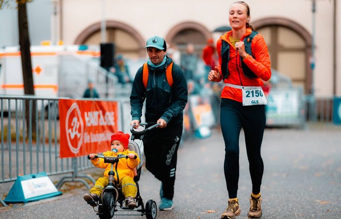 Mit dem Baby im Schlepptau bewältigen diese beiden Teilnehmer die zehn Kilometer lange Strecke.  <span class='image-autor'>Foto: Krause</span>