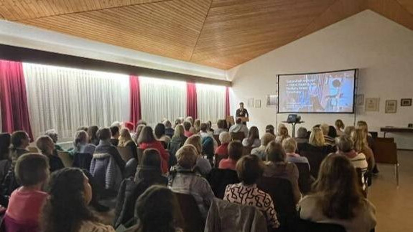 Volles Haus im Sängerheim. p Volles Haus im Sängerheim. p