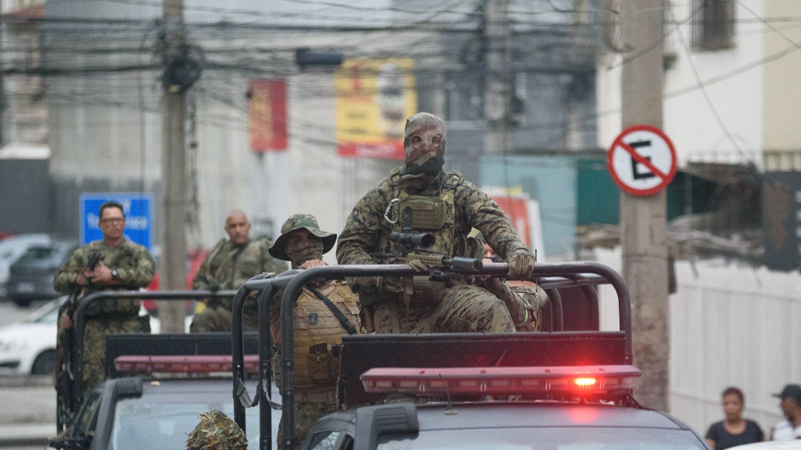 Bei dem Anti-Drogen-Einsatz ist es in Rio zu kriegsähnlichen Szenen gekommen.Foto: IMAGO/Anadolu Agency/IMAGO/Fabio Teixeira Bei dem Anti-Drogen-Einsatz ist es in Rio zu kriegsähnlichen Szenen gekommen.Foto: IMAGO/Anadolu Agency/IMAGO/Fabio Teixeira