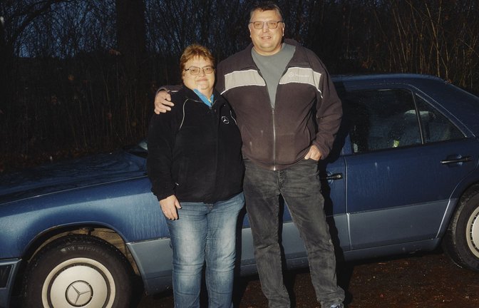 Horst und Gabi Mohr mit ihrer W124-Limousine<span class='image-autor'>Foto: Jasper Walter Bastian for NZZ</span>