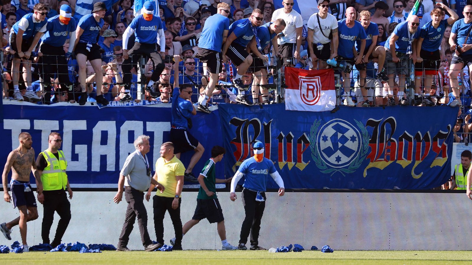 Einzelne Kickers-Fans kletterten über den Zaun.Foto: IMAGO Einzelne Kickers-Fans kletterten über den Zaun.Foto: IMAGO