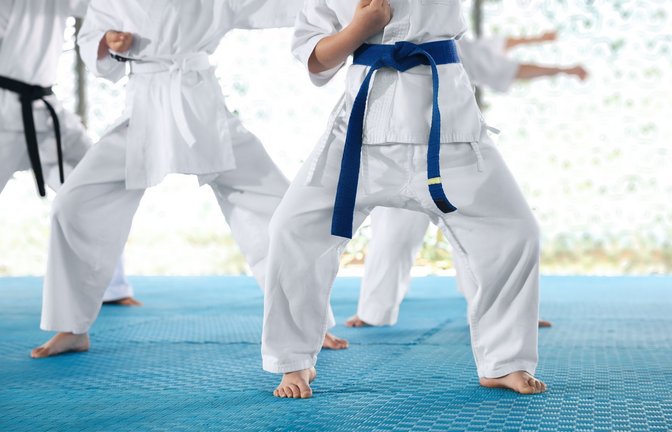 Welcher Sport darf denn noch  ausprobiert werden? Manche Eltern muten ihren Kindern zu viel zu.<span class='image-autor'>Foto: Adobe Stock/New Africa/Olga Yastremska</span>