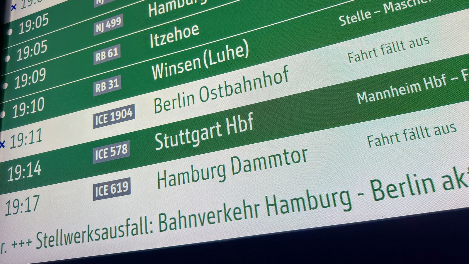 Der Stellwerkausfall bei Lüneburg ist laut Bahn behoben. Der Verkehr zwischen Hamburg und Berlin rollt wieder an.Foto: Bodo Marks/dpa