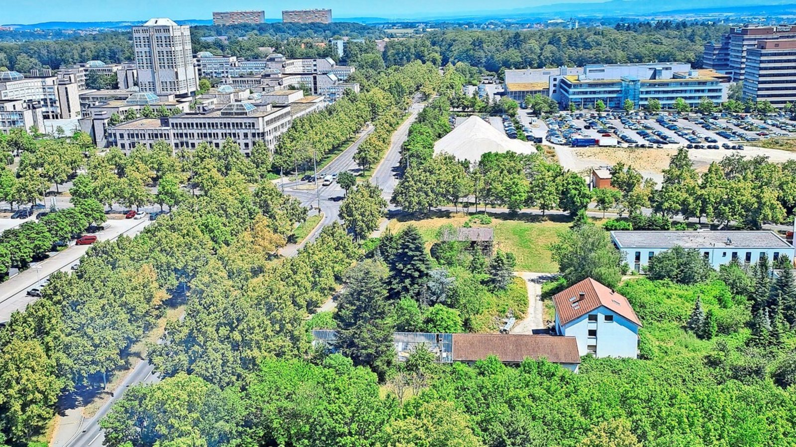 Blick vom 15. Stock des Dormero-Hotels auf die Sternhöhe, die ehemalige Daimler-Konzernzentrale (links), sowie das Hines-Gelände mit dem markanten Schuttberg. Dahinter liegt das Areal des Pressehauses. Vorne rechts sind die Flüchtlingsunterkünfte.Foto: Uli Nagel Blick vom 15. Stock des Dormero-Hotels auf die Sternhöhe, die ehemalige Daimler-Konzernzentrale (links), sowie das Hines-Gelände mit dem markanten Schuttberg. Dahinter liegt das Areal des Pressehauses. Vorne rechts sind die Flüchtlingsunterkünfte.Foto: Uli Nagel