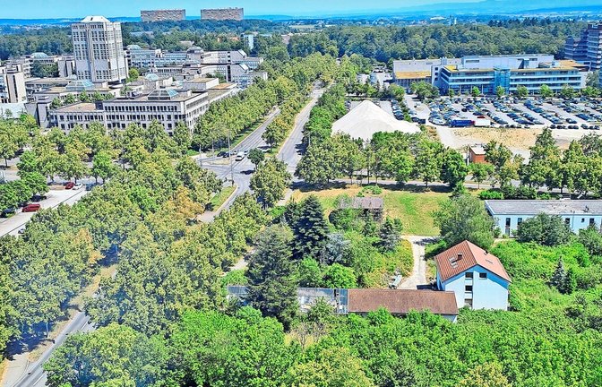 Blick vom 15. Stock des Dormero-Hotels auf die Sternhöhe, die ehemalige Daimler-Konzernzentrale (links), sowie das Hines-Gelände mit dem markanten Schuttberg. Dahinter liegt das Areal des Pressehauses. Vorne rechts sind die Flüchtlingsunterkünfte.<span class='image-autor'>Foto: Uli Nagel</span>